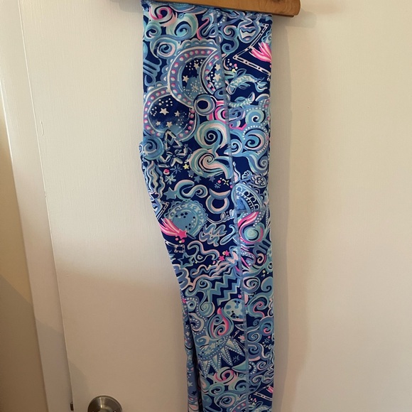 LILLY PULITZER Luxletic Weekender Midi Leggings RARE COSMIC KISMET SIZE M - Picture 2 of 2